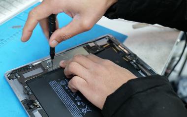  Trader repairing tablet close up